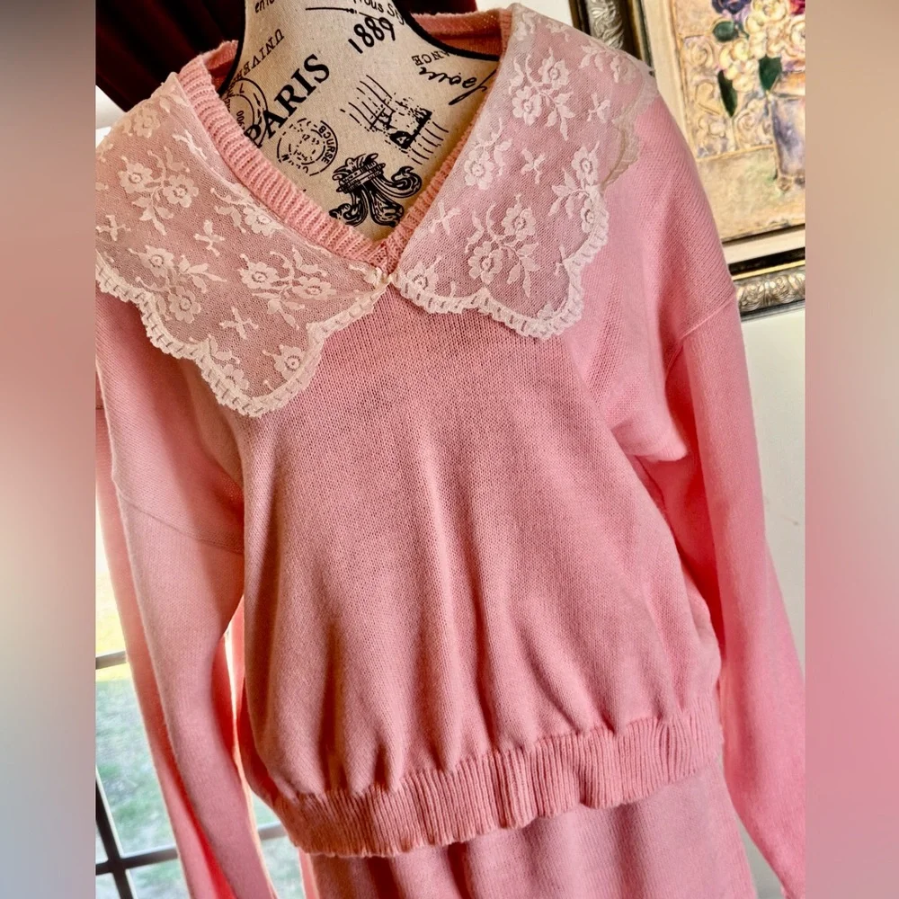 Vintage Dollette Bubblegum Pink Sweater Skirt Set Peter Pan Lace Collar V-Neck
